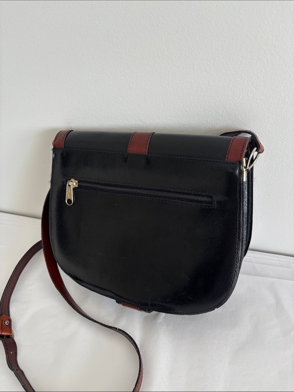 Stunning vintage vegan leather crossbody bag purse turn lock black brown pocket - Picture 10 of 15